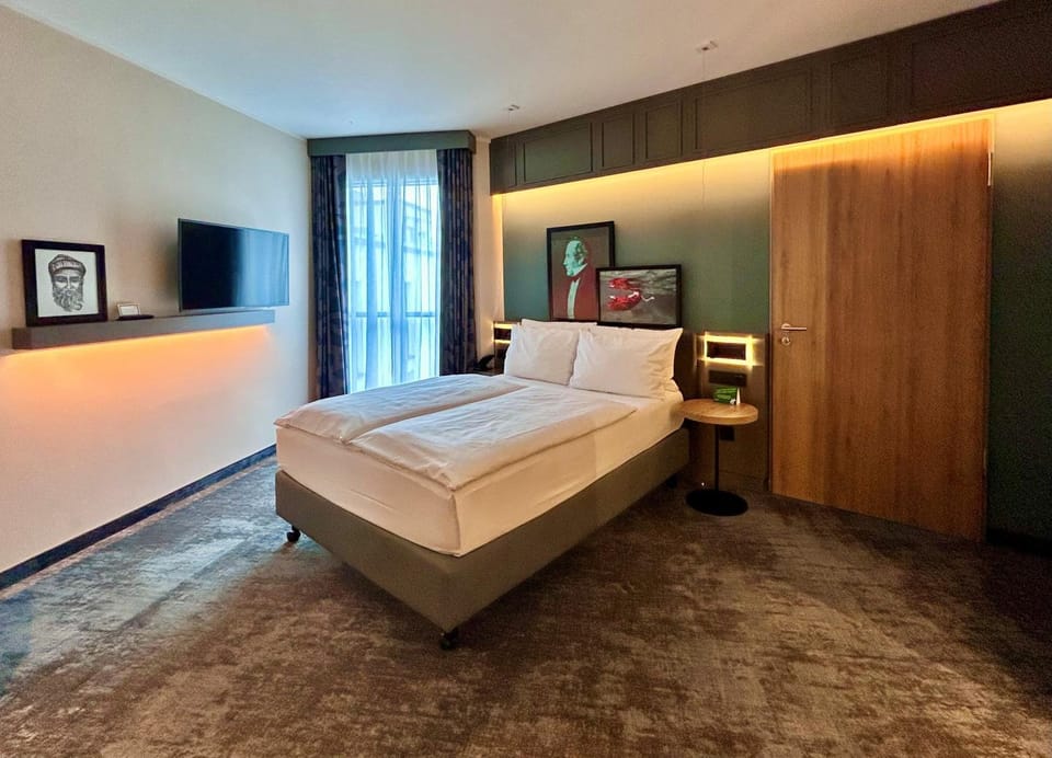 Bed, TV and multimedia, Photo of the whole room, Bedroom