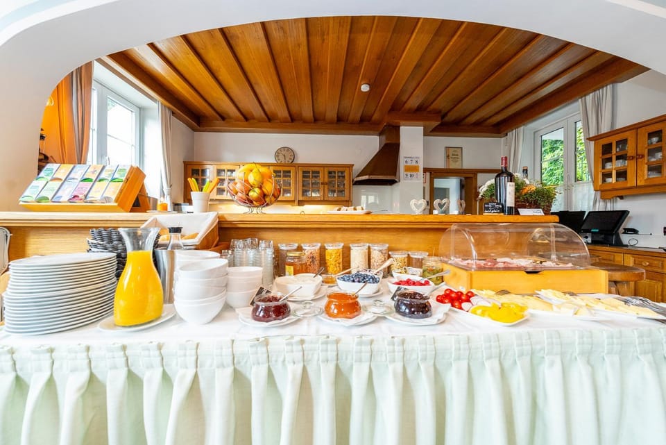 Food and drinks, Breakfast, Continental breakfast