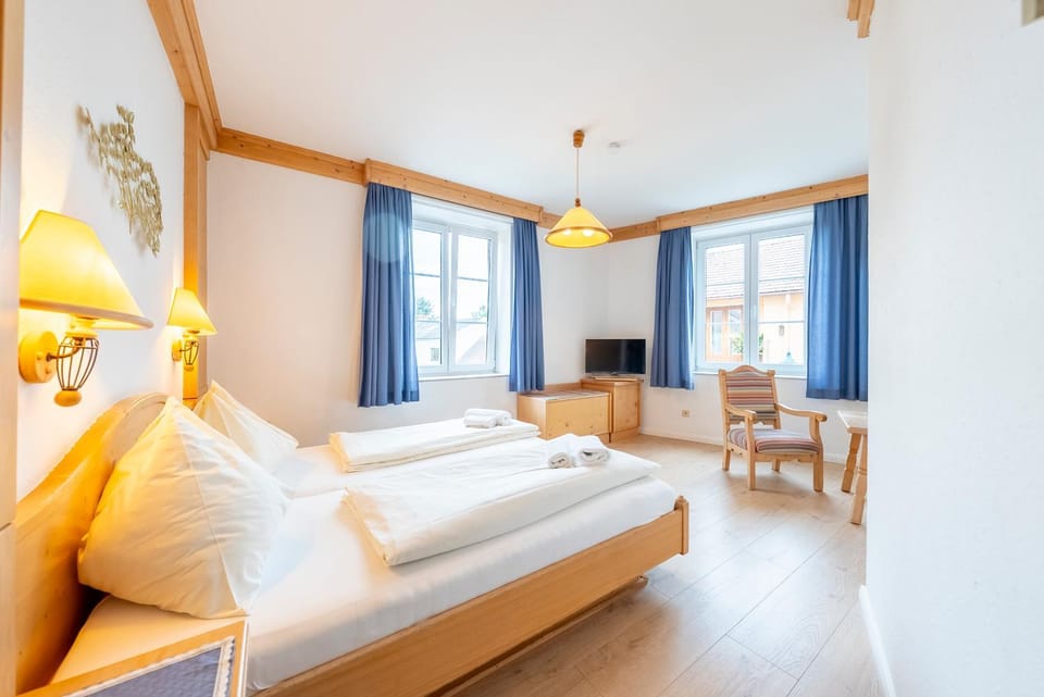 TV and multimedia, Photo of the whole room, Bedroom