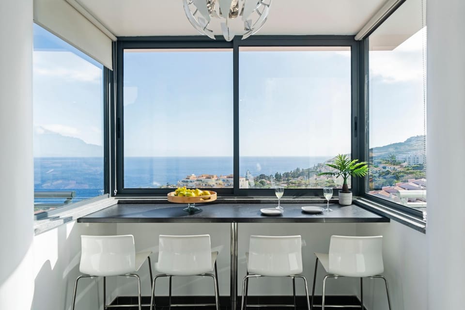 Coffee/tea facilities, Kitchen or kitchenette, Dining area, Landmark view, Sea view