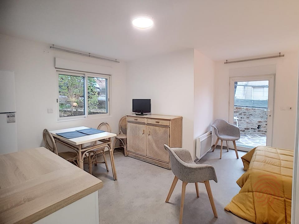 Studio rénové avec terrasse, proche des Thermes et du centre ville, Lamalou-les-Bains - FR-1-451-61 Apartment in Occitanie