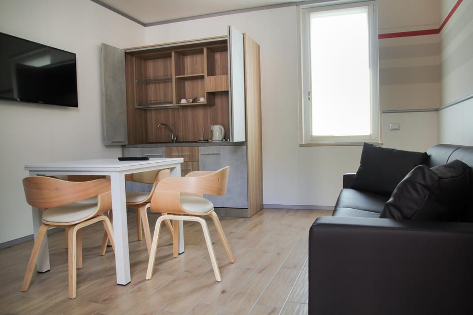 Coffee/tea facilities, Kitchen or kitchenette, Living room