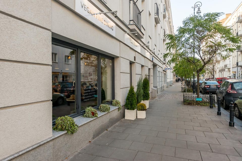 Property building, Neighbourhood, Location