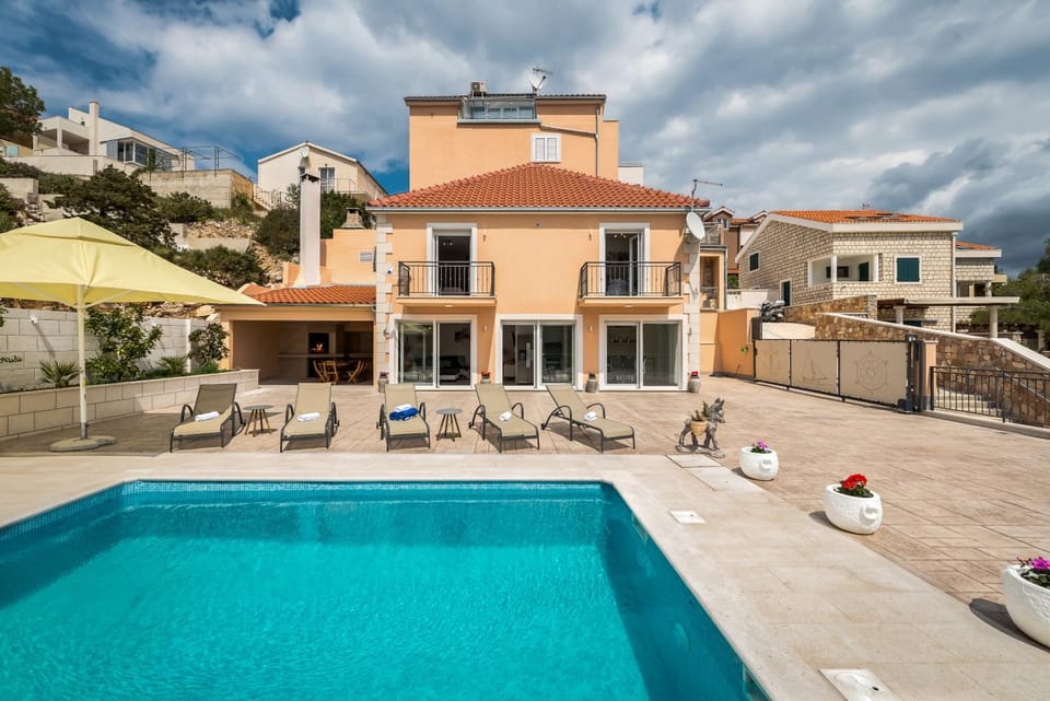 Property building, Balcony/Terrace, Pool view, sunbed