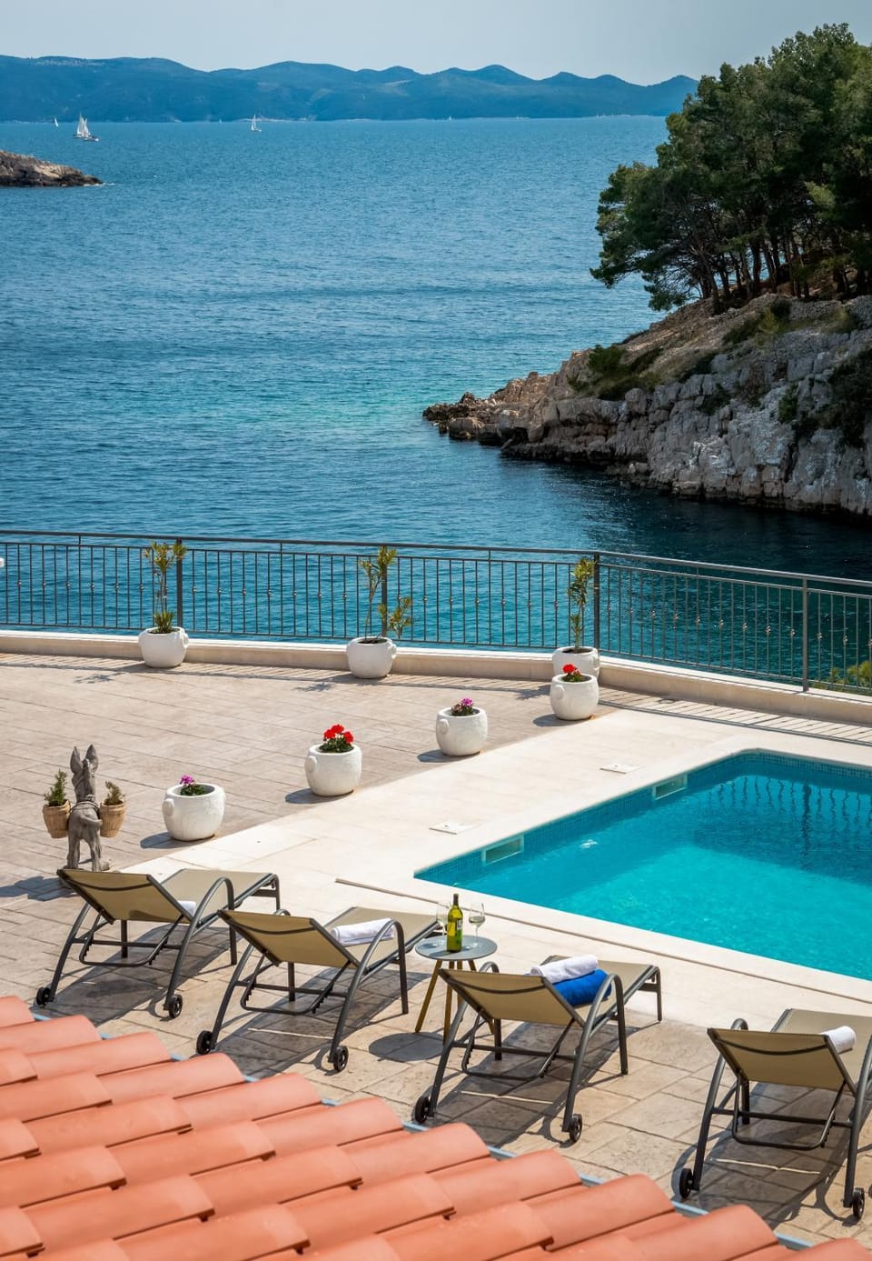 Sea view, Swimming pool, sunbed