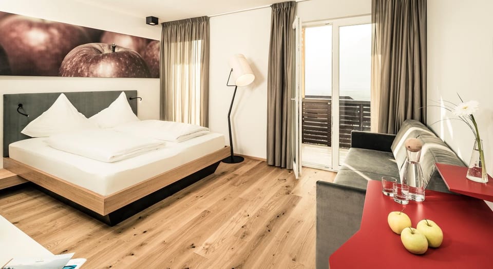 Photo of the whole room, cot