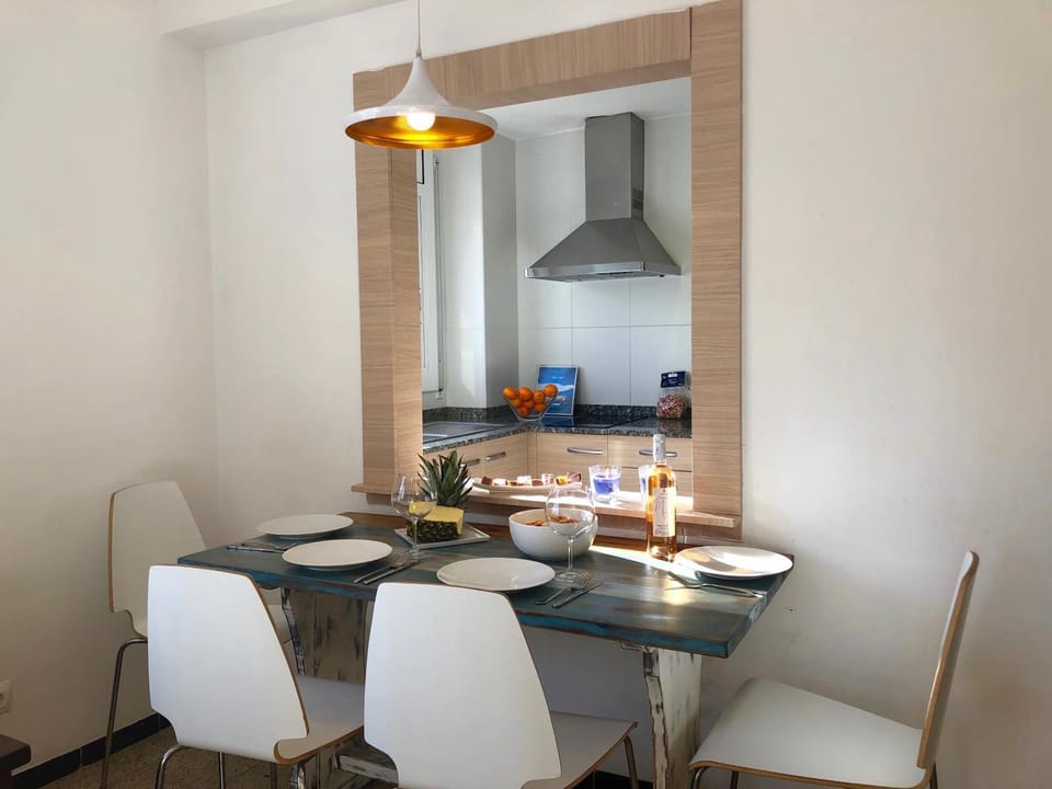 Kitchen or kitchenette, Dining area