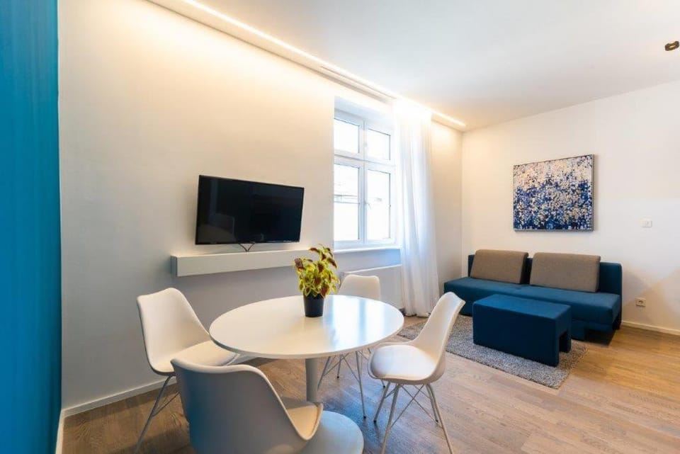 Communal lounge/ TV room, TV and multimedia, Living room, Seating area, Dining area, Evening entertainment