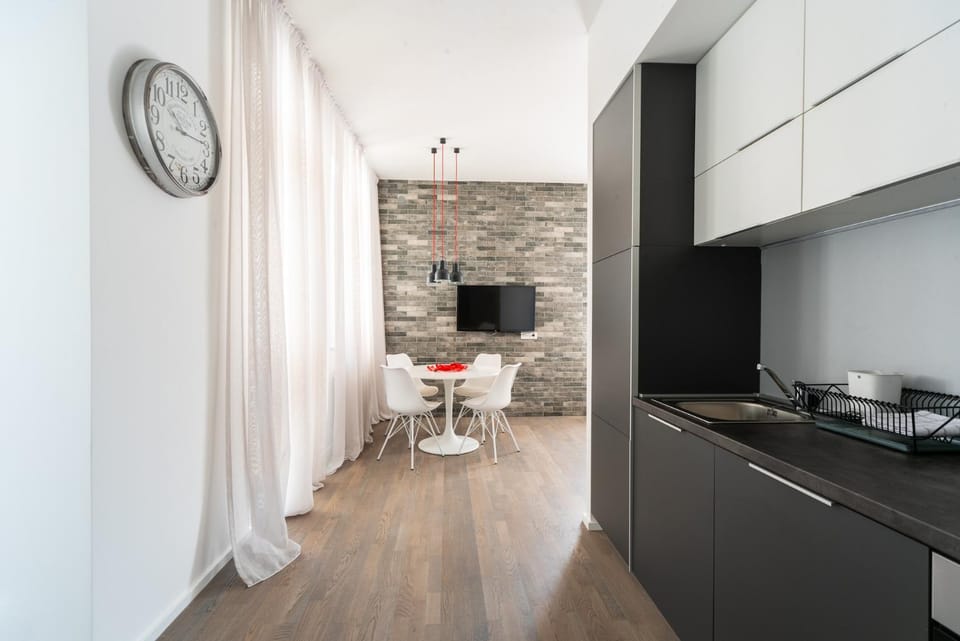 TV and multimedia, Kitchen or kitchenette, Dining area, stove