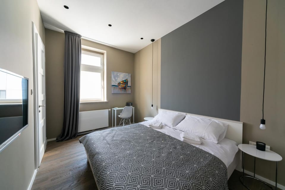 Bed, TV and multimedia, Bedroom
