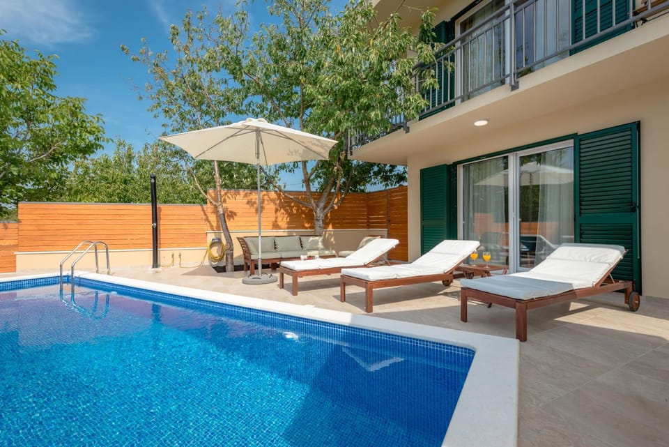 Patio, Balcony/Terrace, Swimming pool, Swimming pool