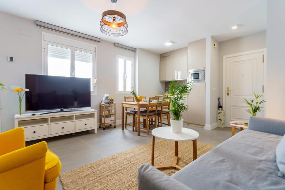 TV and multimedia, Living room, Seating area, Dining area
