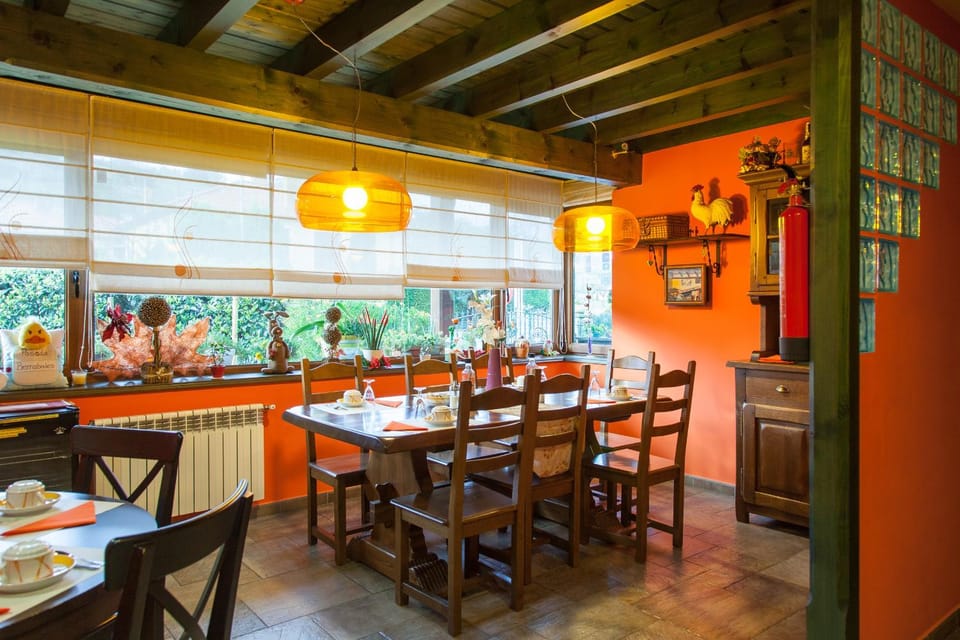 Living room, Food and drinks, Banquet/Function facilities, Dining area, Food