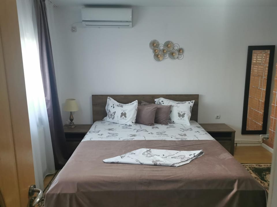 Bed, Photo of the whole room, Bedroom, air conditioner