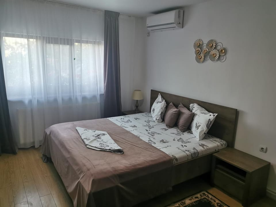 Bed, Photo of the whole room, Bedroom, air conditioner