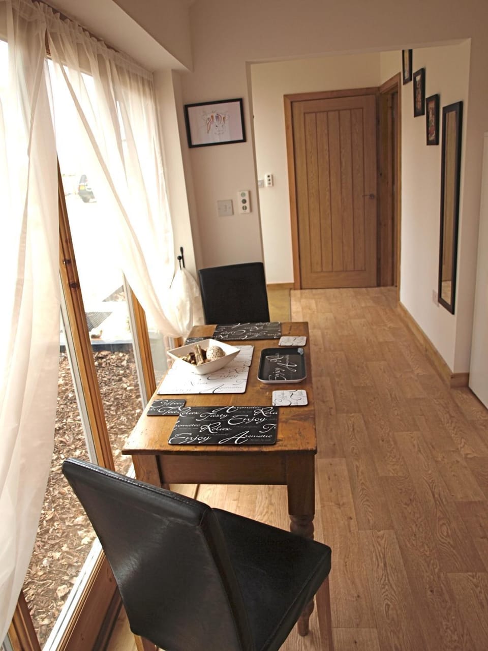 Seating area, Area and facilities