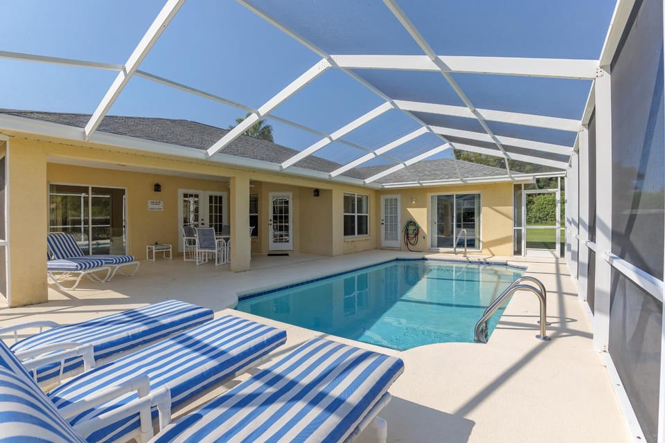 Pool view, Swimming pool, sunbed