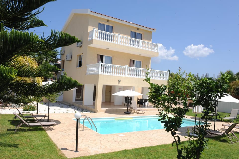 Property building, Day, Swimming pool