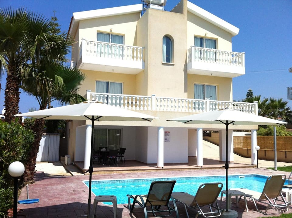 Property building, Day, Swimming pool