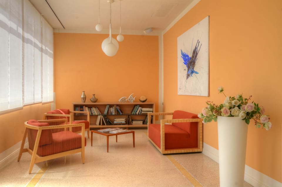 Communal lounge/ TV room