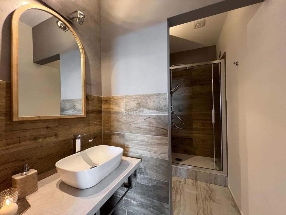 Shower, Toilet, Bathroom, towels