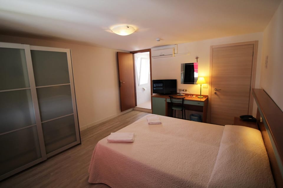 Bed, TV and multimedia, Photo of the whole room, Bedroom, wardrobe, air conditioner