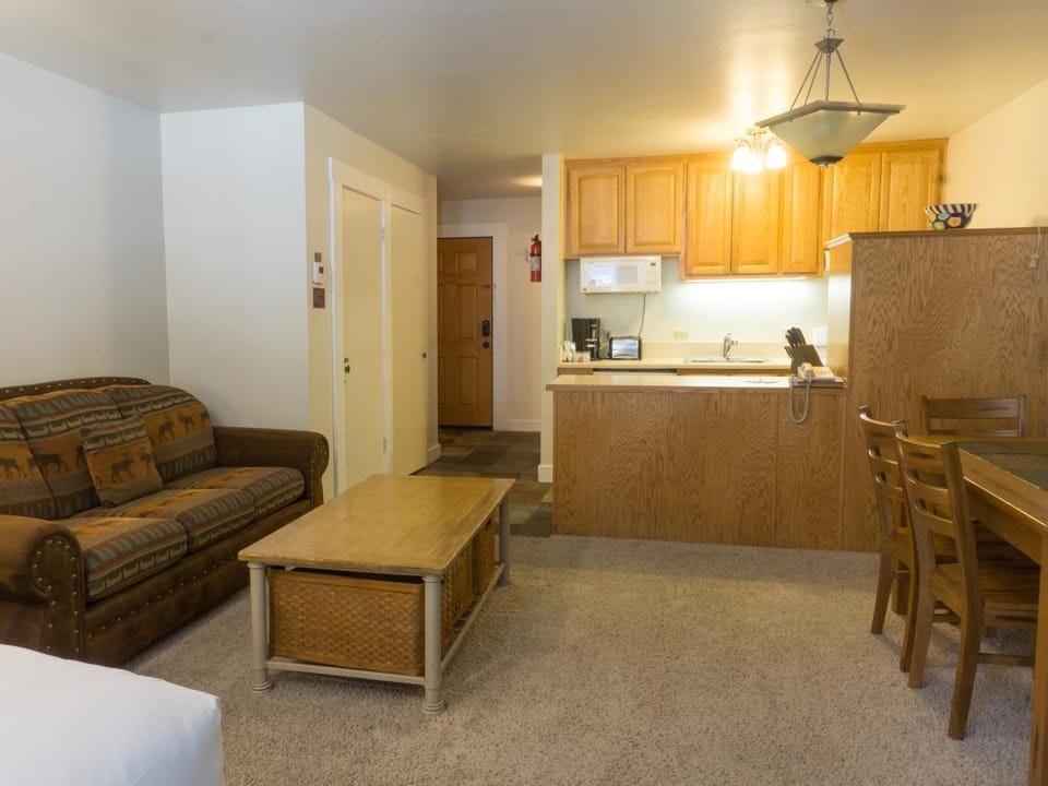 Studio- Fireplace, Full kitchen, balcony, Walk the Village Apartment in Northstar Drive