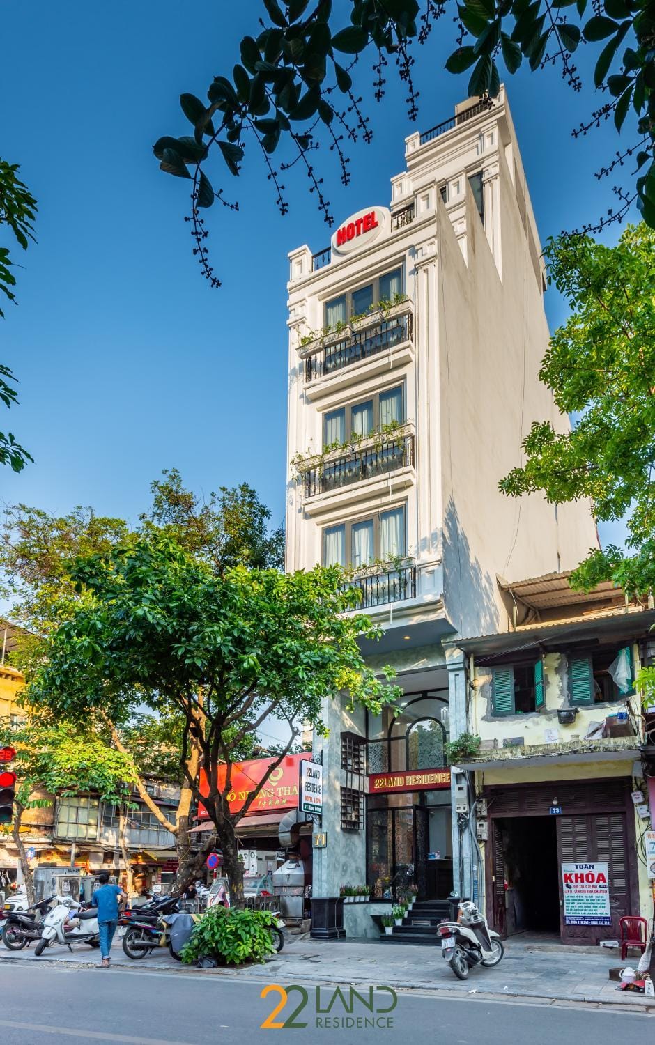 Property building, Nearby landmark, Day, Neighbourhood, City view, Street view, Location, Parking