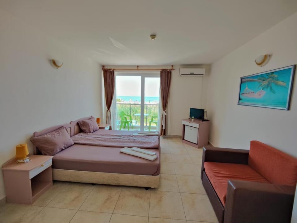Bed, Photo of the whole room, Bedroom, air conditioner