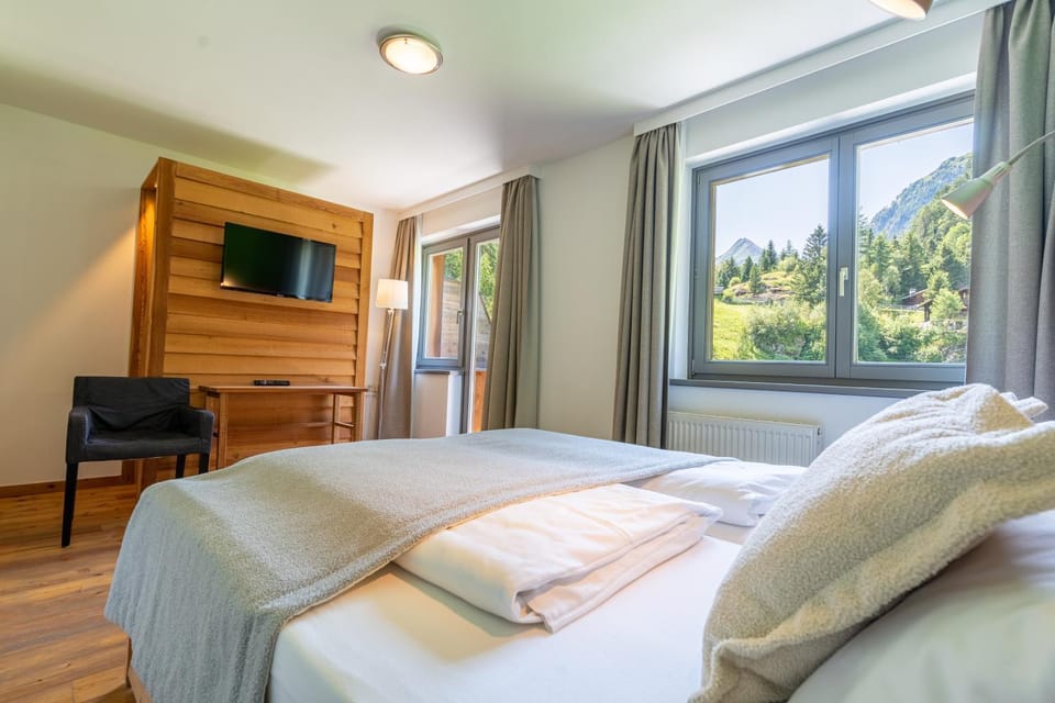 Bed, TV and multimedia, View (from property/room), Photo of the whole room, Seating area, Evening entertainment, Bedroom, Landmark view