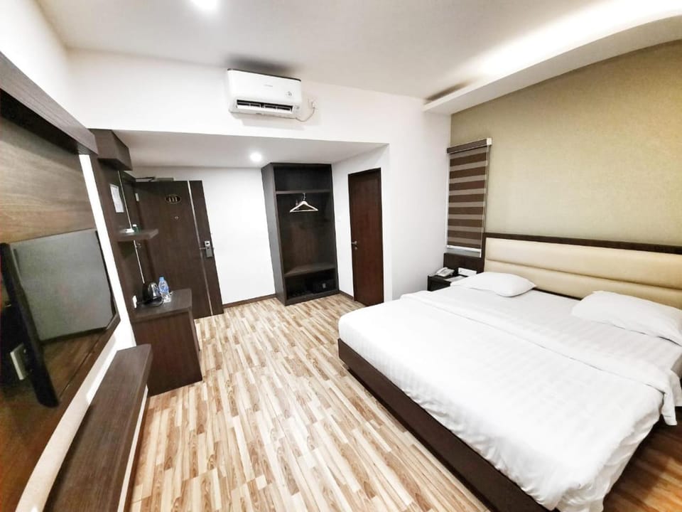 Bedroom, wardrobe, air conditioner