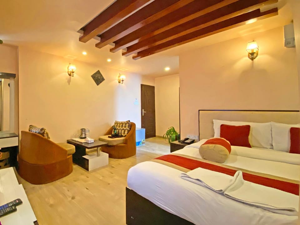 Bed, TV and multimedia, Living room, Photo of the whole room, Seating area, Bedroom