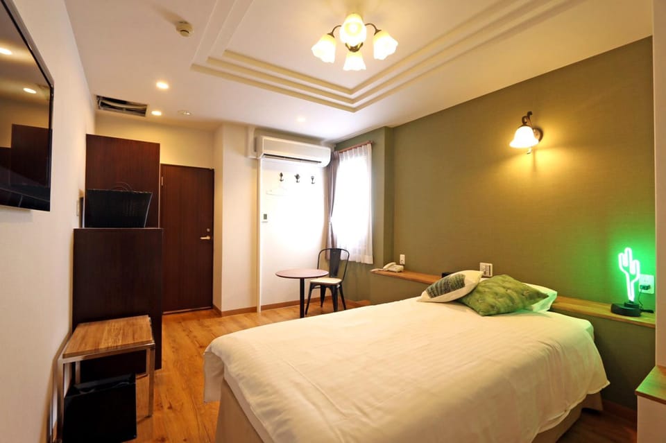Bed, TV and multimedia, Photo of the whole room, Bedroom