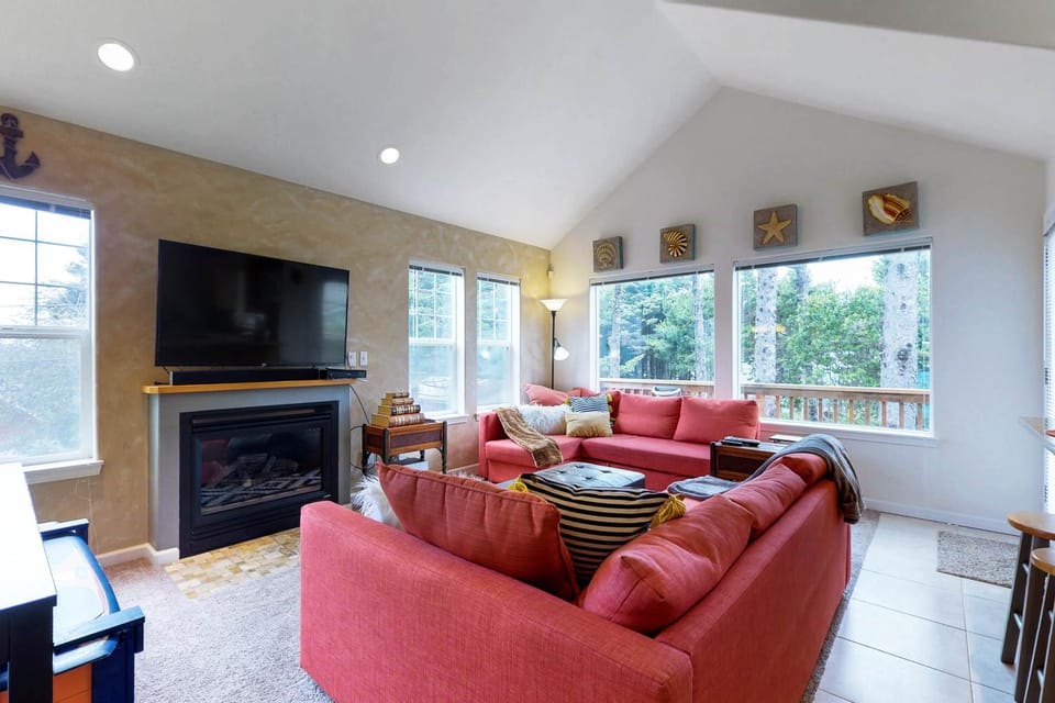 Beach house with a park House in Lincoln City