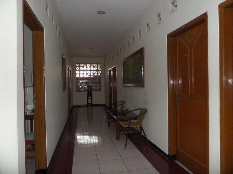 Seating area, Area and facilities
