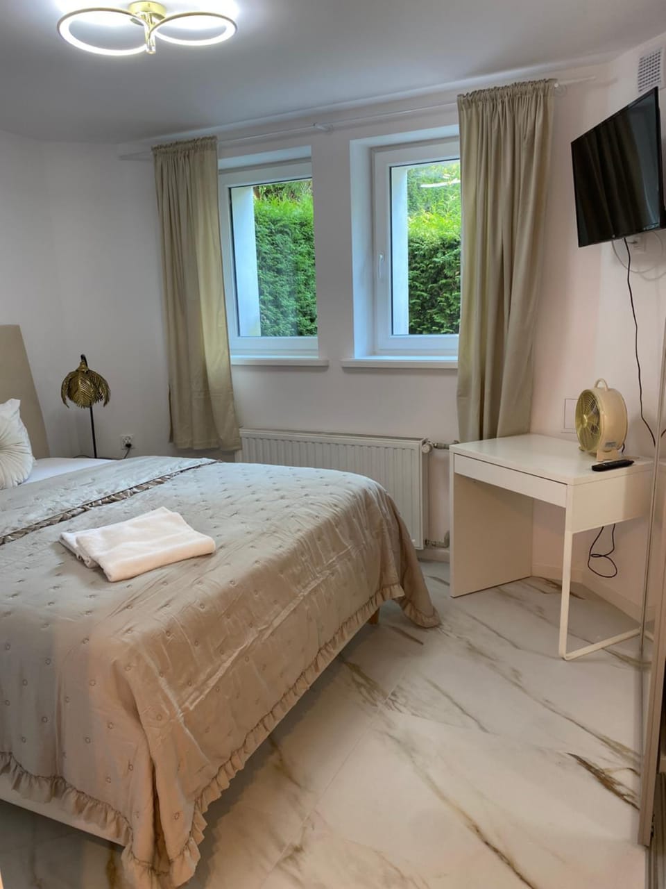 Bed, TV and multimedia, Photo of the whole room, Bedroom, towels