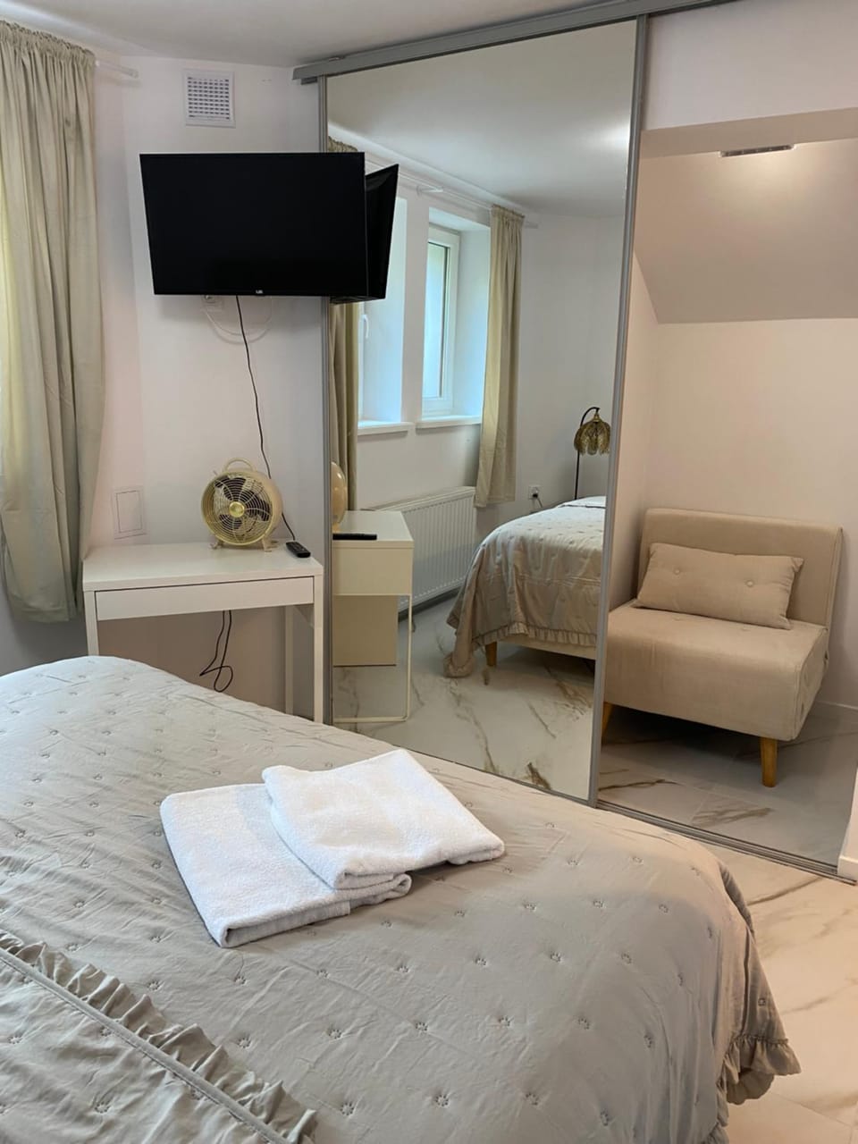 Bed, TV and multimedia, Photo of the whole room, Seating area, Bedroom, towels