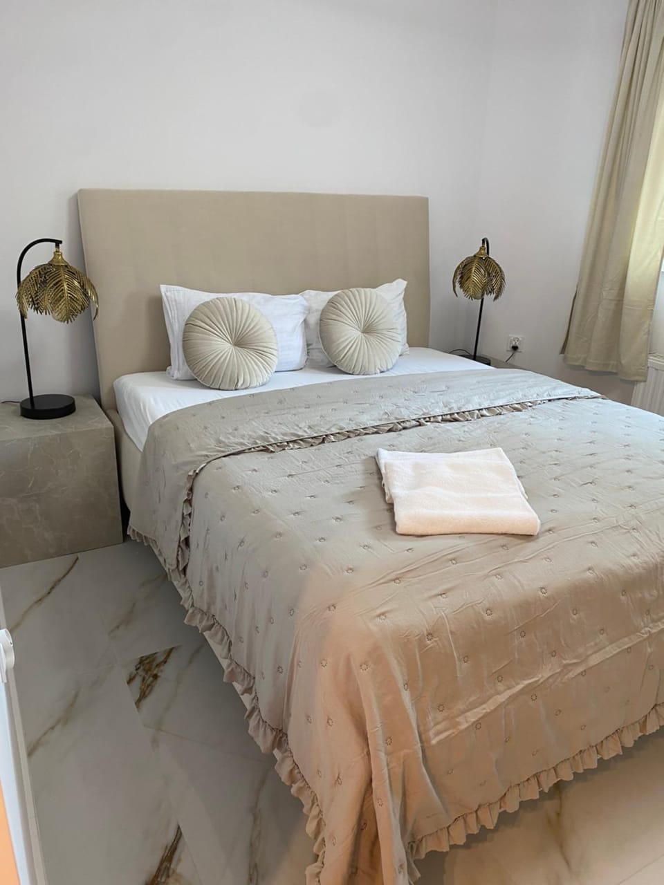 Bed, Photo of the whole room, Bedroom, towels