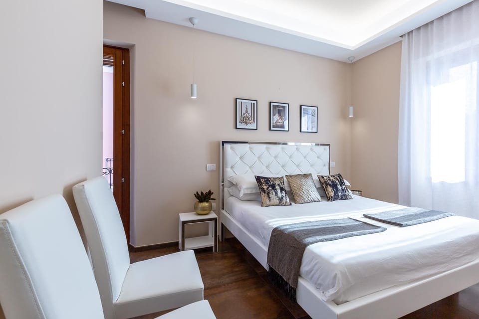 Photo of the whole room, Bedroom, hair dresser
