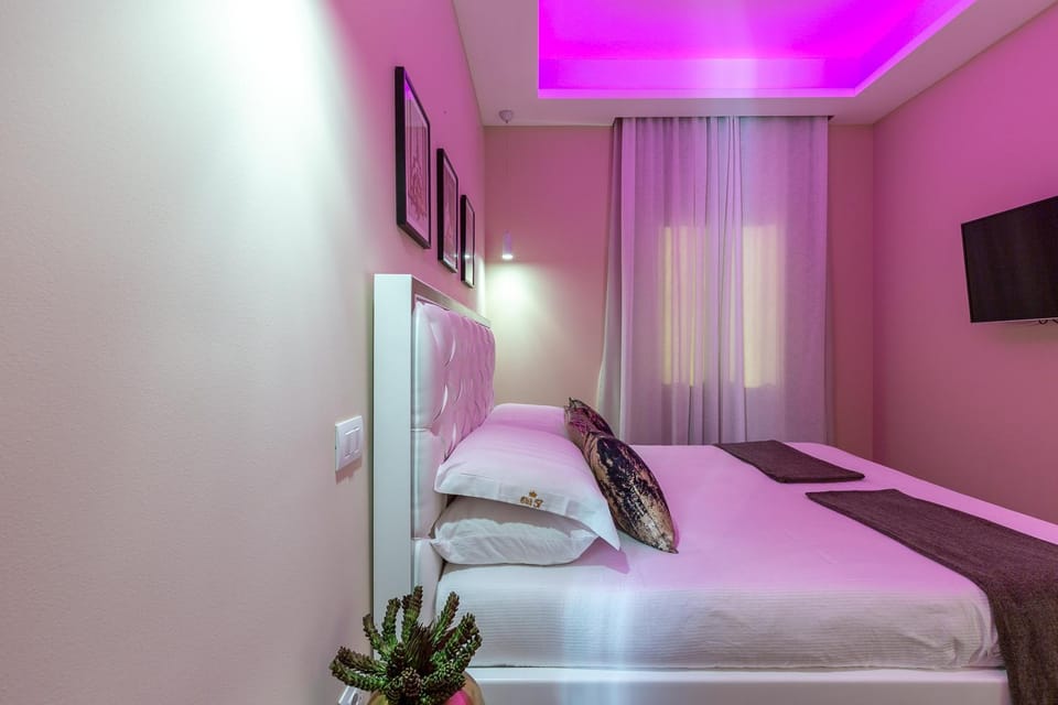 TV and multimedia, Photo of the whole room, Bedroom, hair dresser