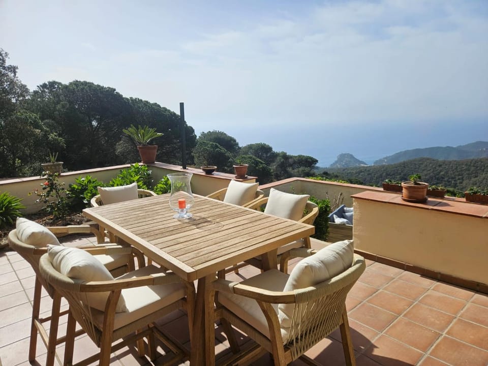 Property building, Restaurant/places to eat, Balcony/Terrace, Sea view
