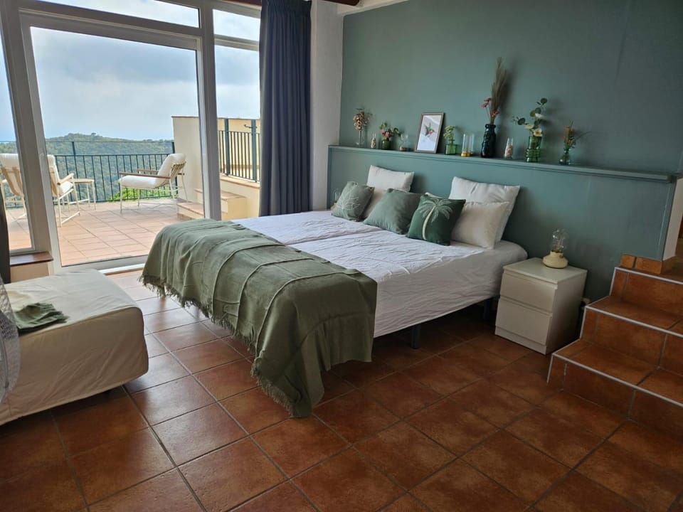 Bed, Balcony/Terrace, Decorative detail, Bedroom, Mountain view, Sea view