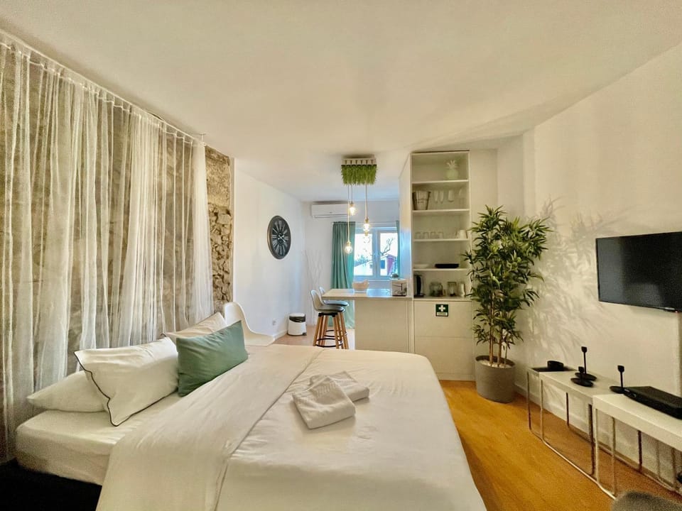 Bed, TV and multimedia, Bedroom
