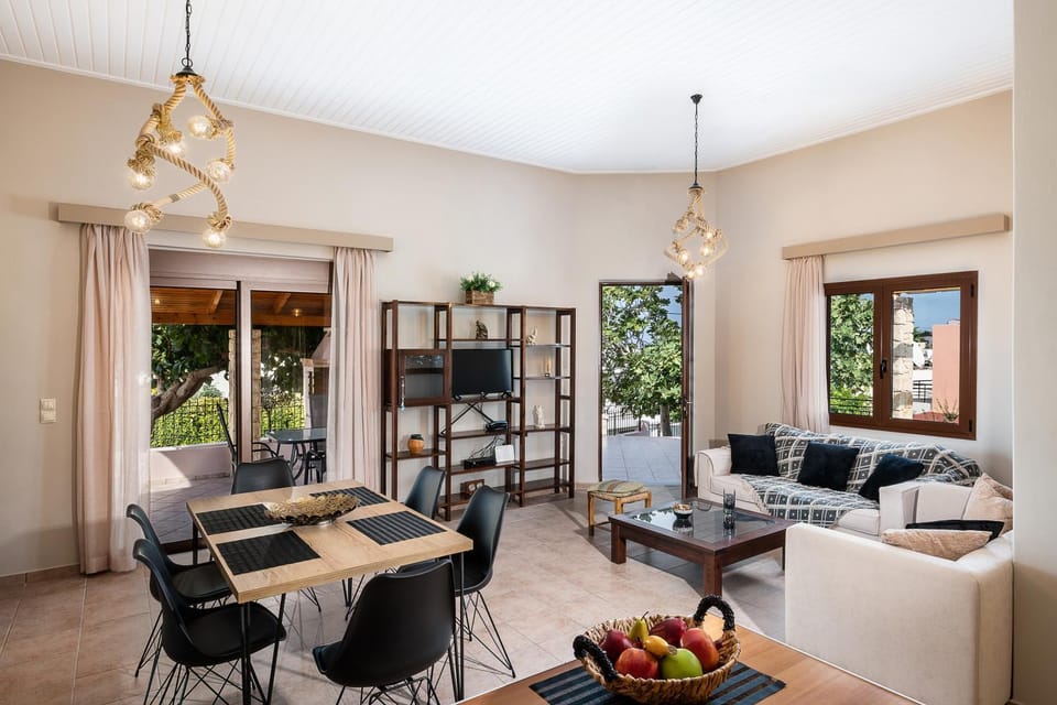 TV and multimedia, Living room, Seating area, Dining area