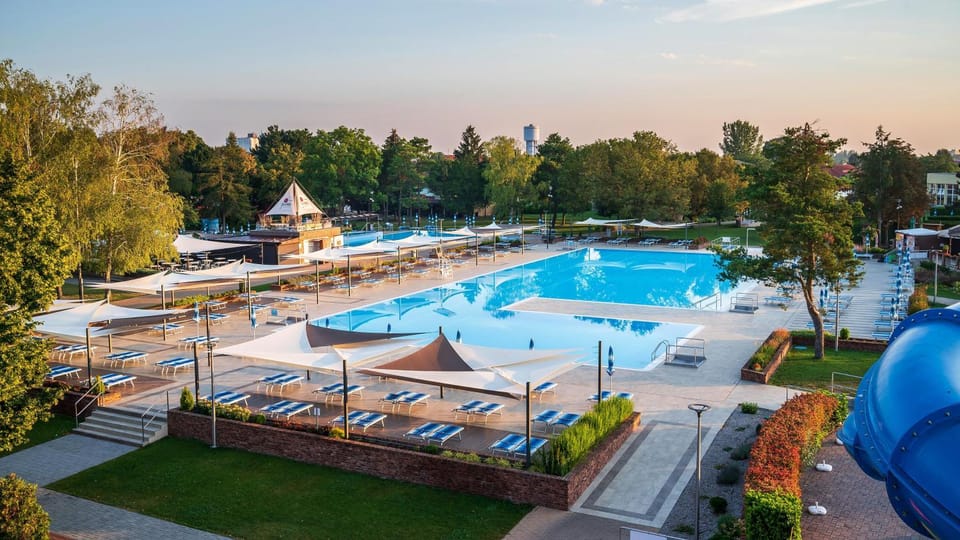 Swimming pool, Swimming pool