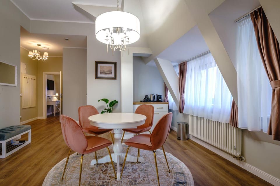 Living room, Seating area, internet