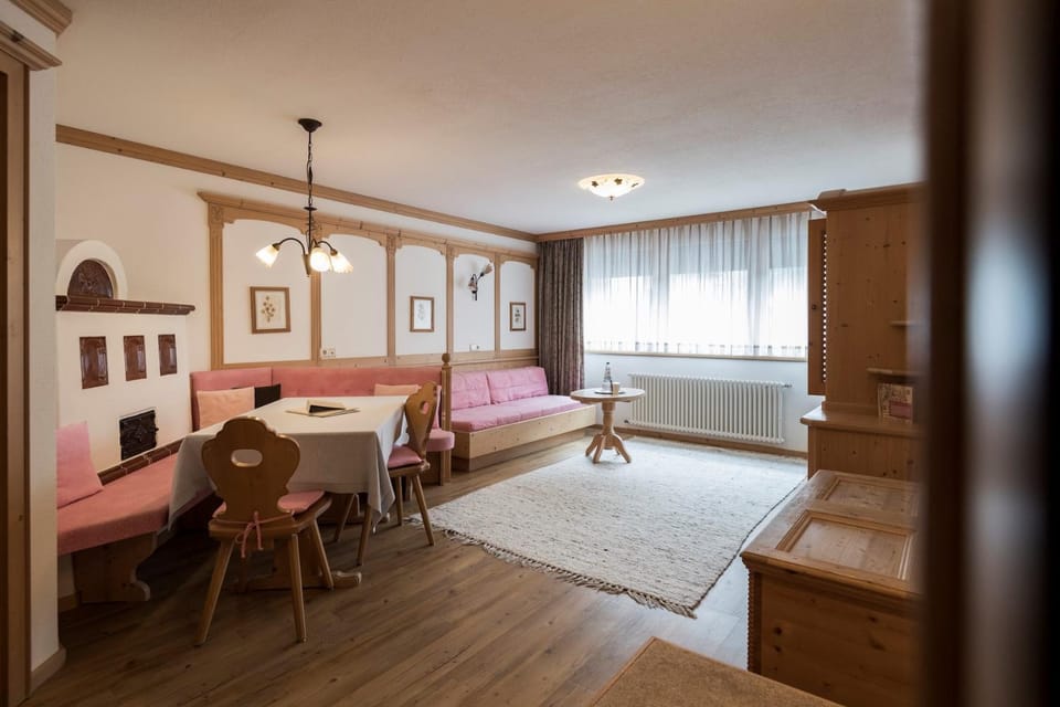 Living room, Seating area, hair dresser