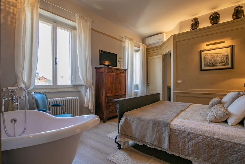Photo of the whole room, Bedroom
