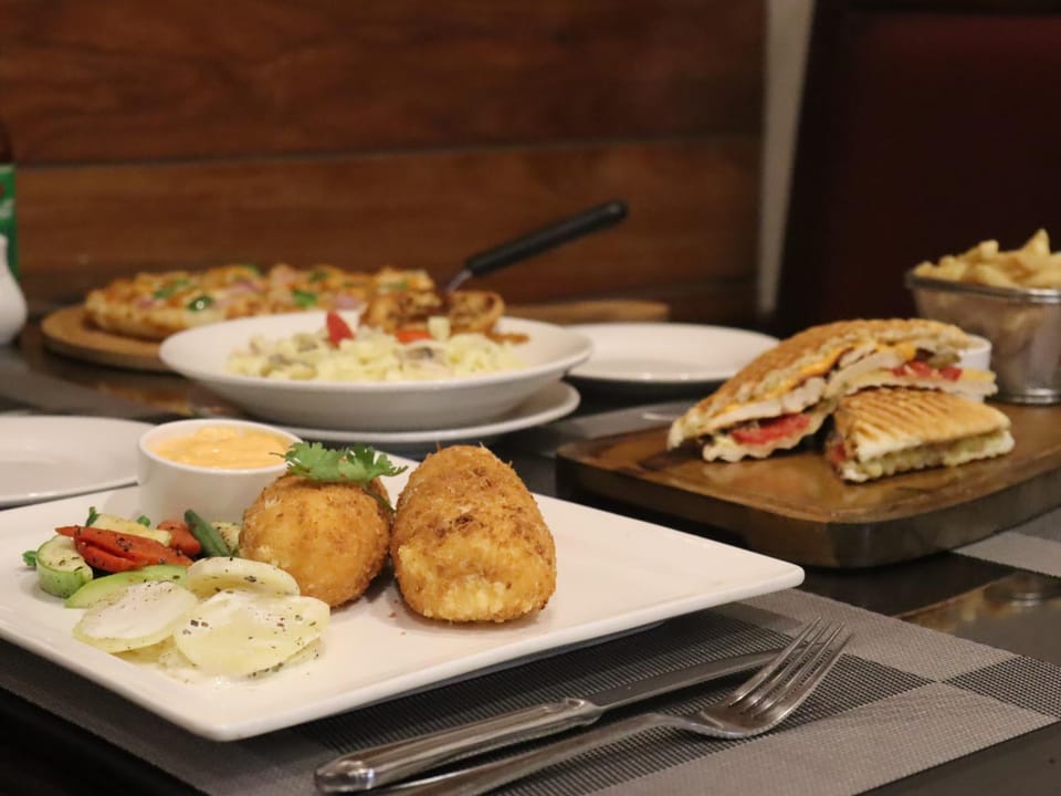 Restaurant/places to eat, Food and drinks, Food, Buffet breakfast, Lunch, Dinner, Drinks