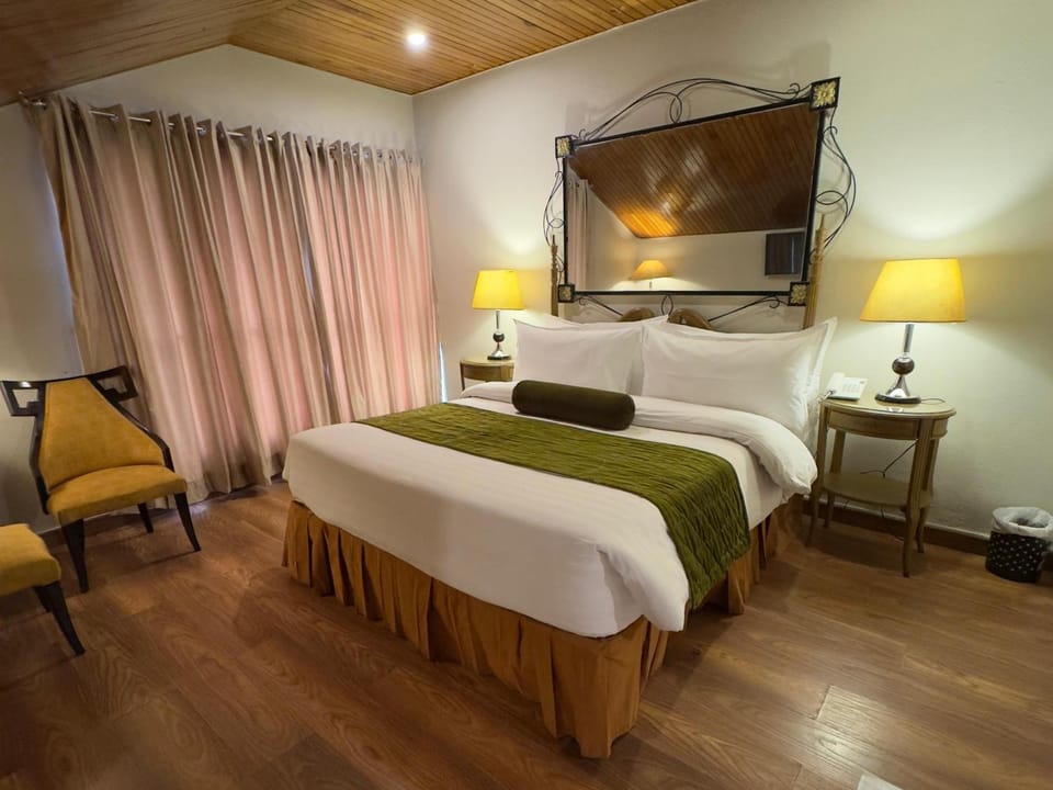 Bed, TV and multimedia, Bedroom
